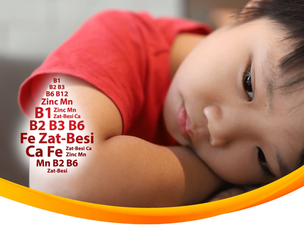anak kecil dengan baju merah sedang tidur di meja